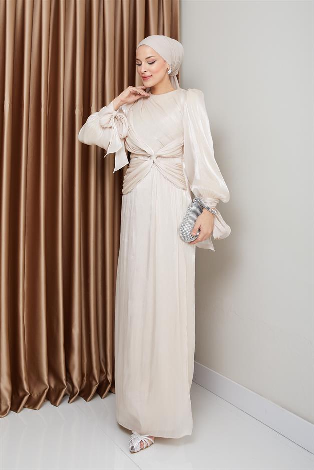 فستان سهرة حرير من يوريو للحجاب مع كشكشة وربطة عنق على شكل فتحة للذراع كريم 1224