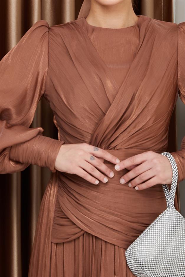 فستان سهرة شيفون كريستالي للحجاب مع تفاصيل الكشكشة والكسرات التبغ 1230