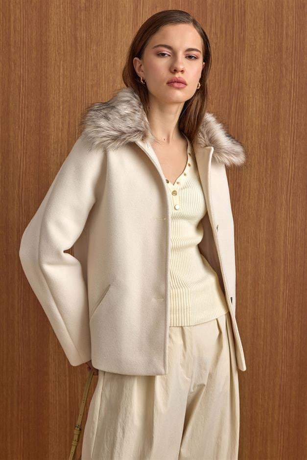 Yakası Çıkabilen Kürklü Kısa Kaban EKRU 3158