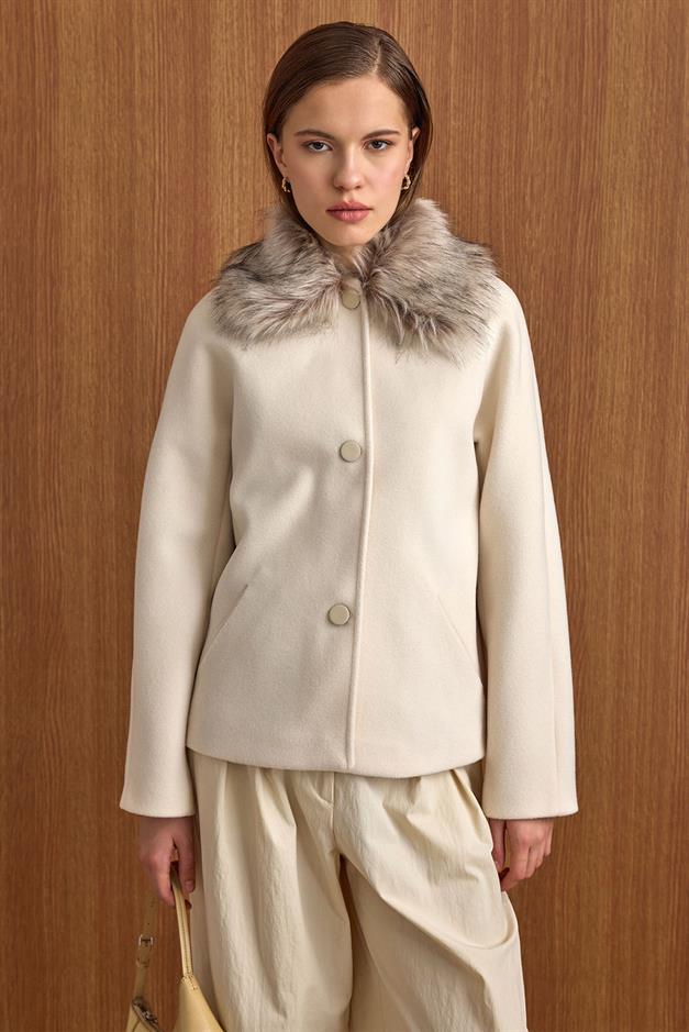 Yakası Çıkabilen Kürklü Kısa Kaban EKRU 3158