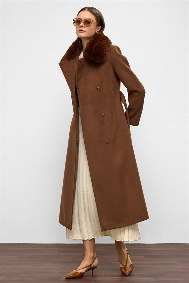 معطف طويل فاخر مع طوق فرو قابل للفصل وتفاصيل غرزة منقطة التبغ 3092