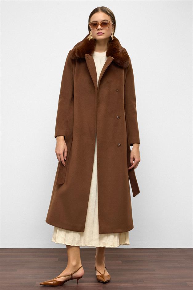 معطف طويل فاخر مع طوق فرو قابل للفصل وتفاصيل غرزة منقطة التبغ 3092