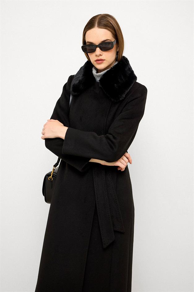 معطف طويل فاخر مع طوق فرو قابل للفصل وتفاصيل غرزة منقطة أسود 3092