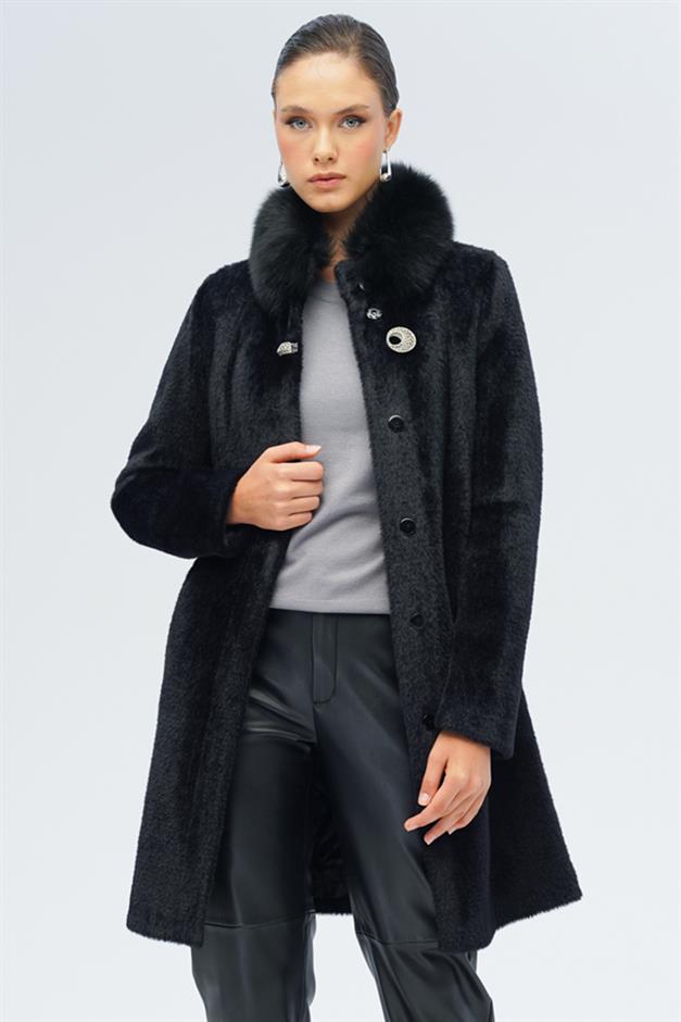 معطف فاخر من القطيفة مع طوق فرو قابل للإزالة وتفاصيل كبس خاصة أسود 3121-TK