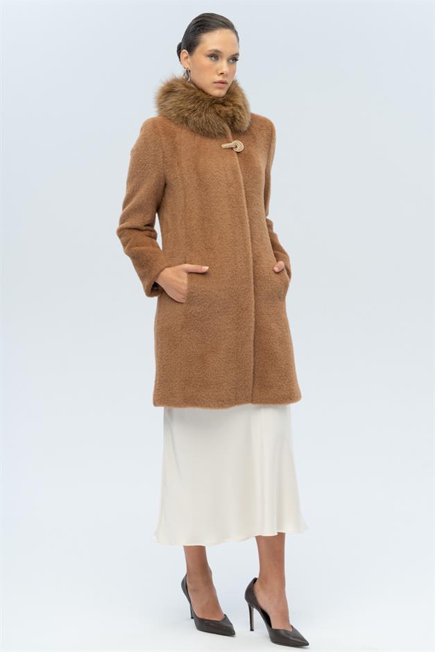 معطف فاخر من القطيفة مع طوق فرو قابل للإزالة وتفاصيل كبس خاصة التبغ 3121-TK