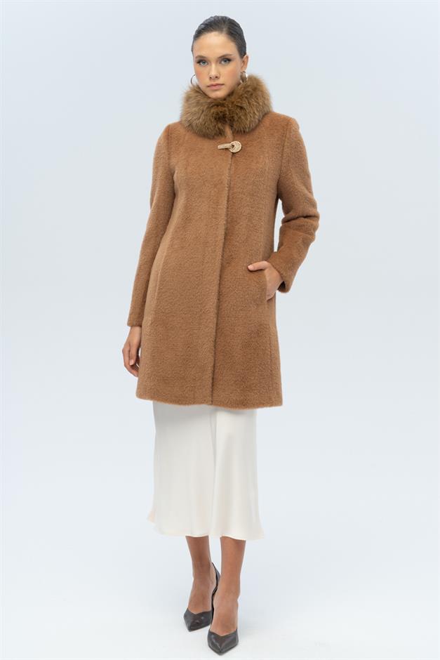 معطف فاخر من القطيفة مع طوق فرو قابل للإزالة وتفاصيل كبس خاصة التبغ 3121-TK