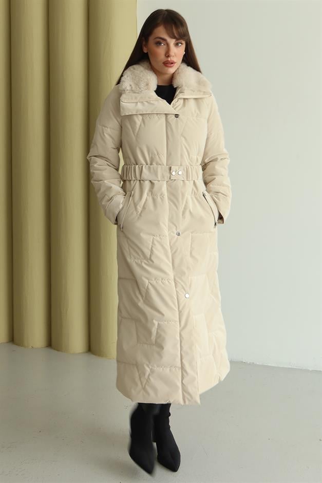 Yakası Kürk Detaylı Fermur Desenli Kapitone Uzun Mont EKRU 6801
