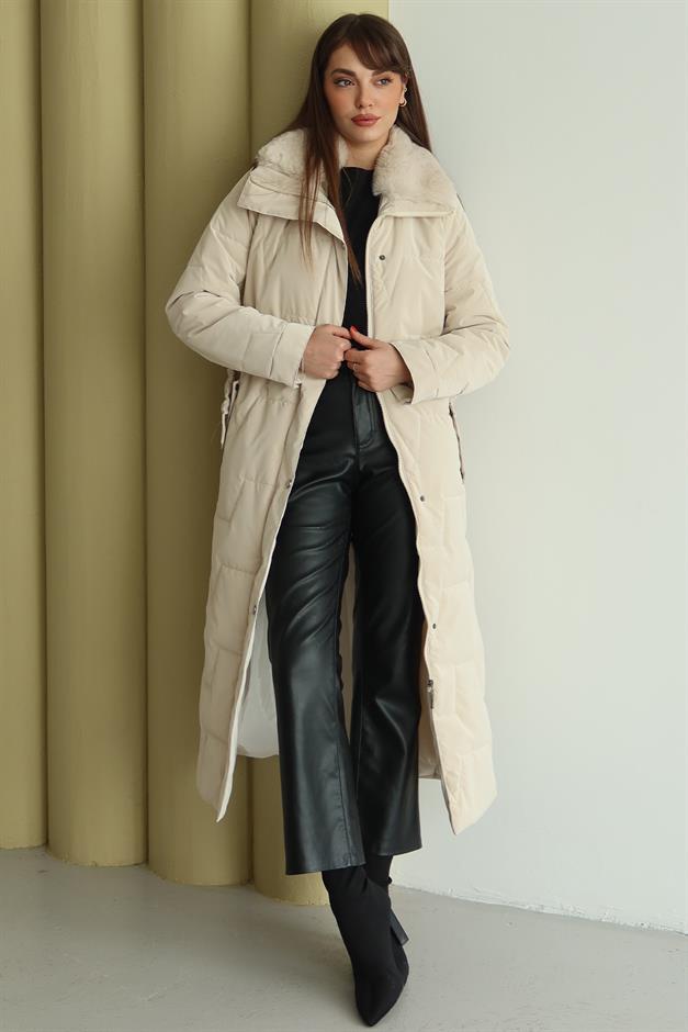 Yakası Kürk Detaylı Fermur Desenli Kapitone Uzun Mont EKRU 6801