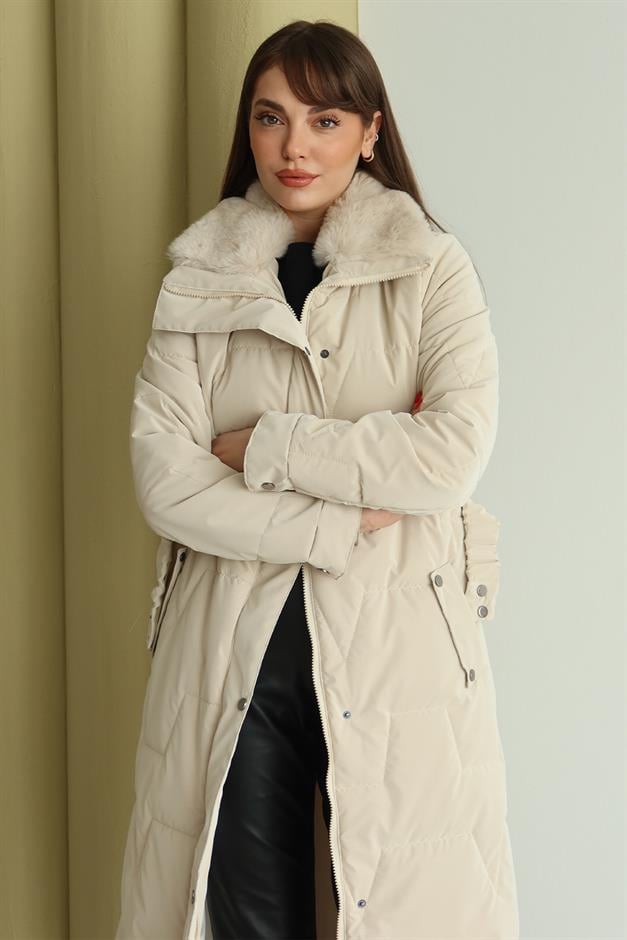 Yakası Kürk Detaylı Fermur Desenli Kapitone Uzun Mont EKRU 6801