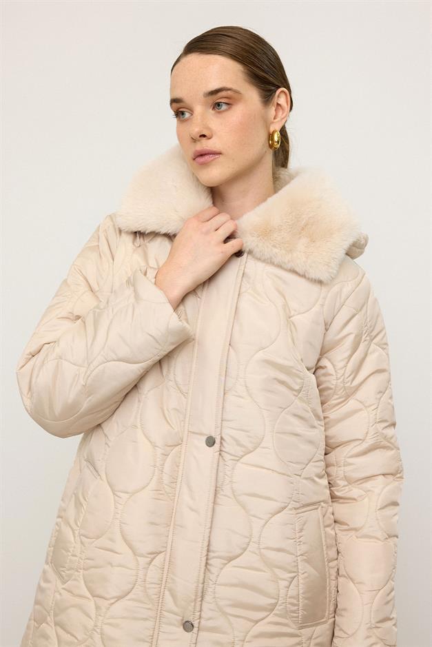 معطف مبطن بغطاء رأس قابل للفصل وسحاب للإغلاق وياقة من الفرو يفعل 6784