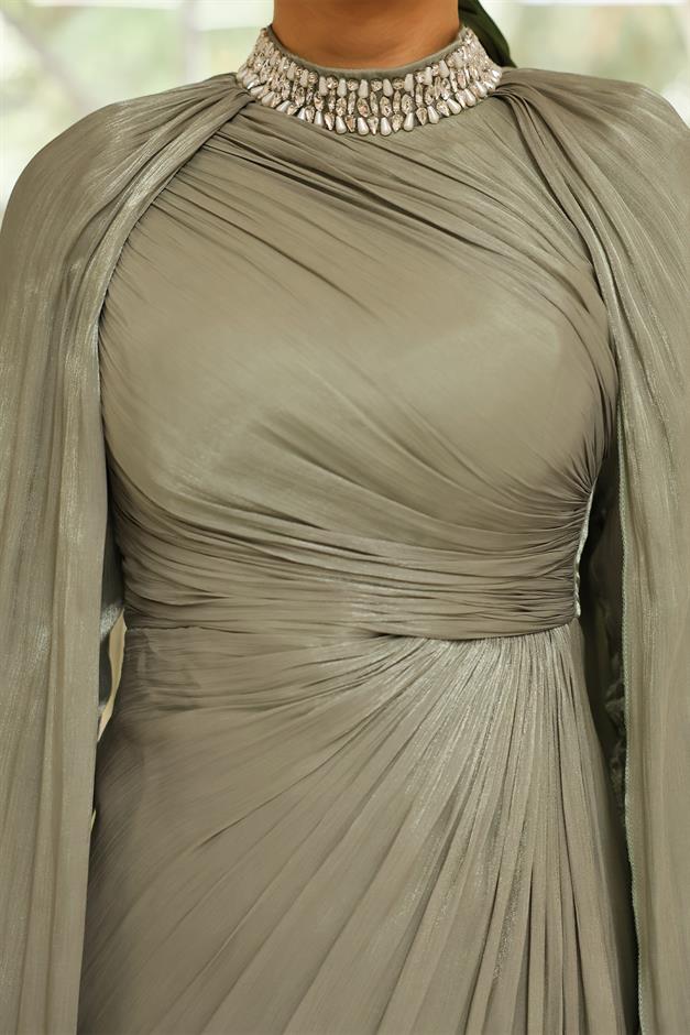 Yakası Taşlı Pelerin Detaylı Yoryo İpek Tesettür Abiye Elbise AÇIK YEŞİL 1247