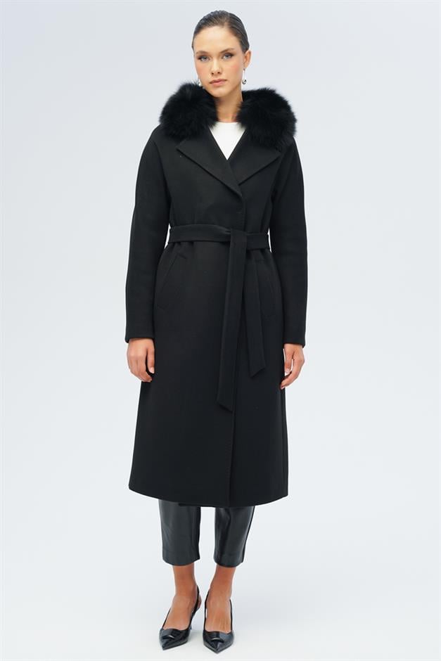 معطف من الكشمير مع ياقة خفاش قابلة للفصل وتفاصيل غرزة بونتو من الفرو أسود 3120-TK