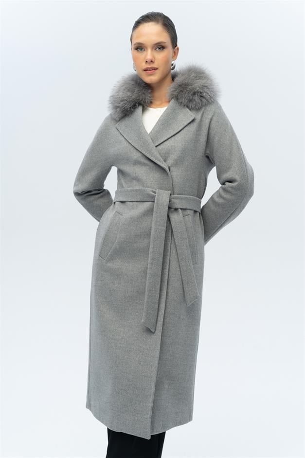 معطف من الكشمير مع ياقة خفاش قابلة للفصل وتفاصيل غرزة بونتو من الفرو رمادي 3120-TK