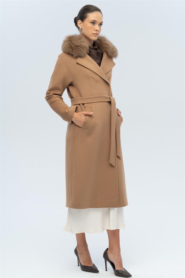 معطف من الكشمير مع ياقة خفاش قابلة للفصل وتفاصيل غرزة بونتو من الفرو كامل 3120-TK