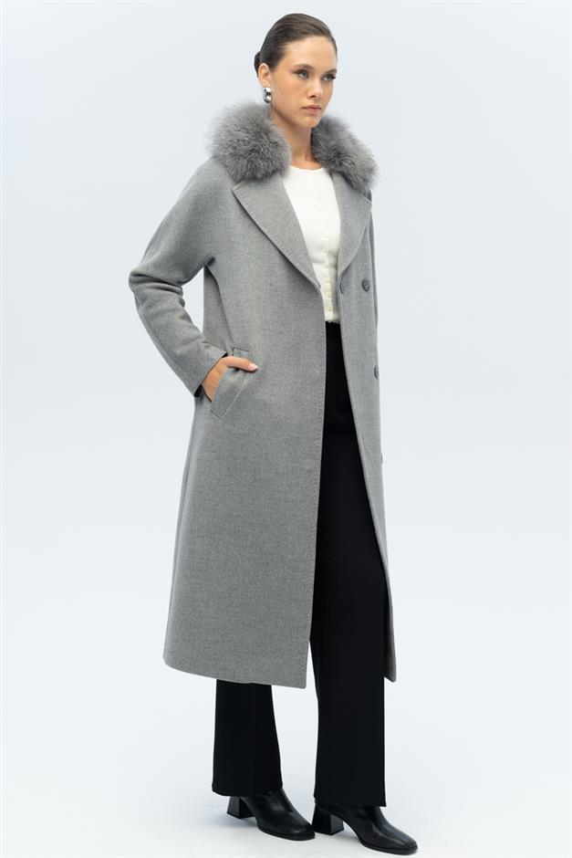 معطف من الكشمير مع ياقة خفاش قابلة للفصل وتفاصيل غرزة بونتو من الفرو رمادي 3120-TK