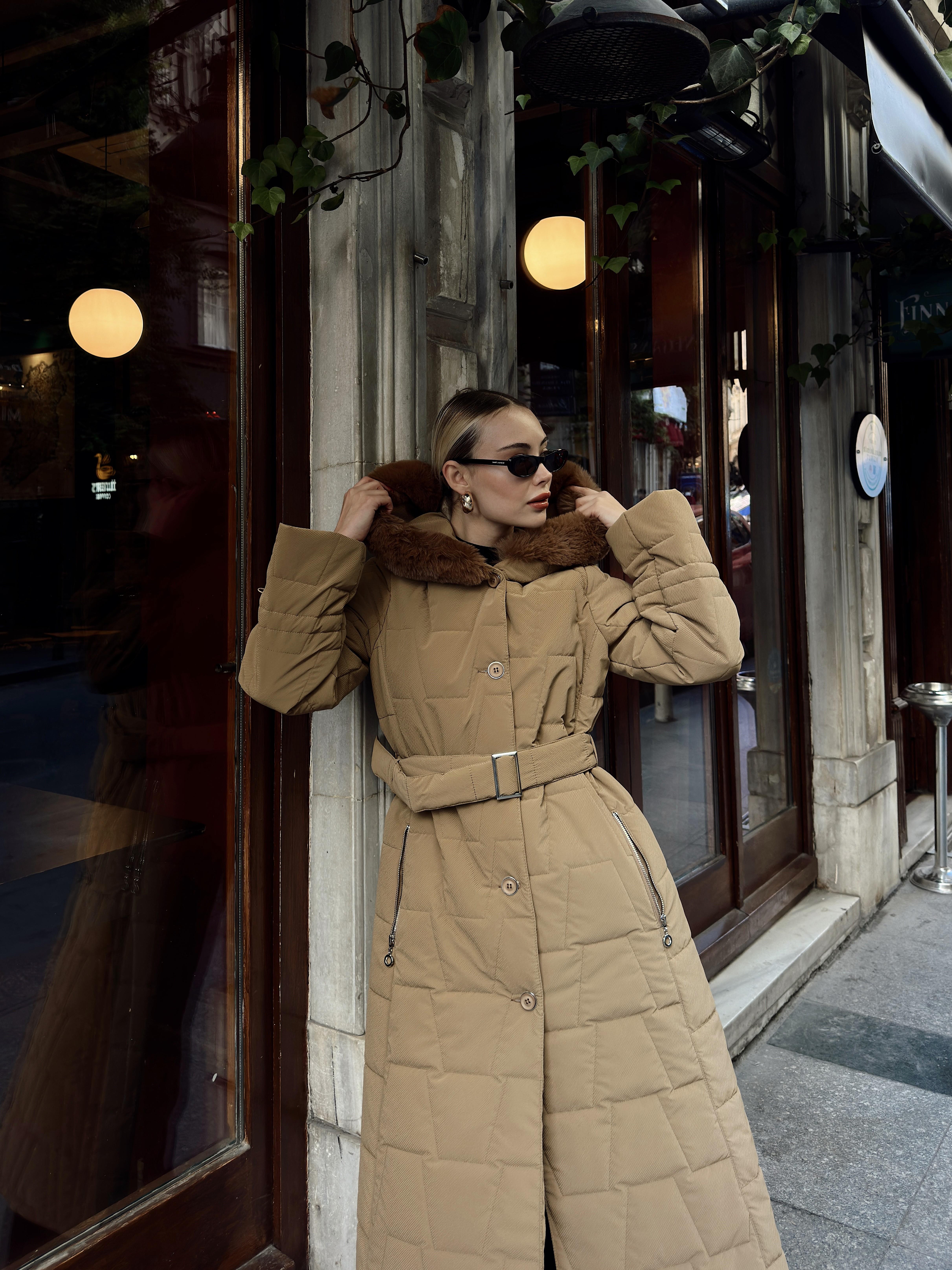 Kapüşonu Kürklü Kapitone Desenli Uzun Mont KAMEL 6635