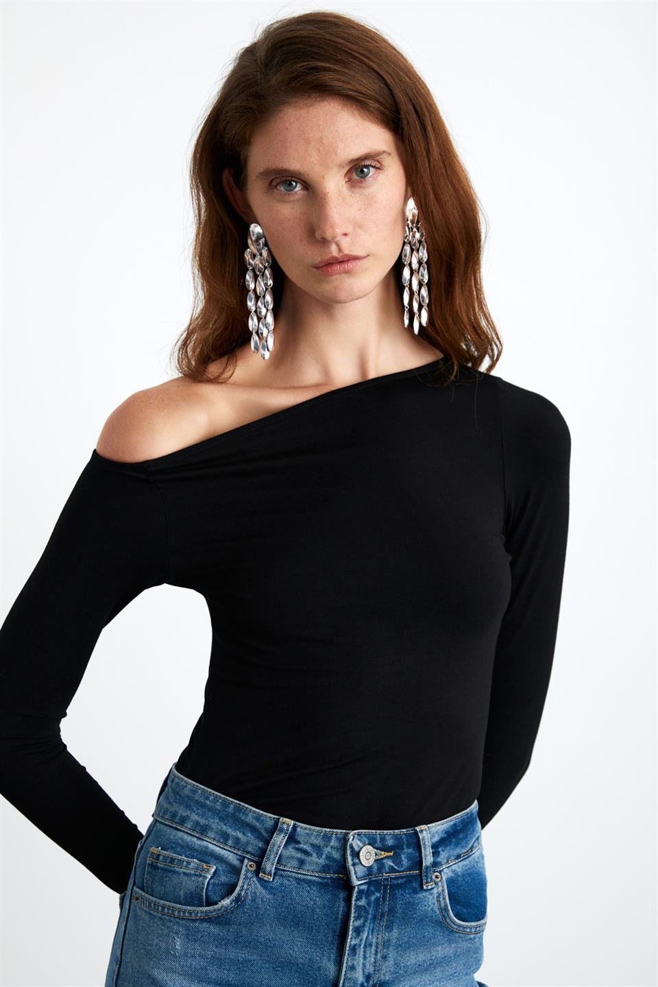 EMELY Kadın Viskon Likralı Kayık Yaka Tek Omuz Dekolteli Siyah Bluz