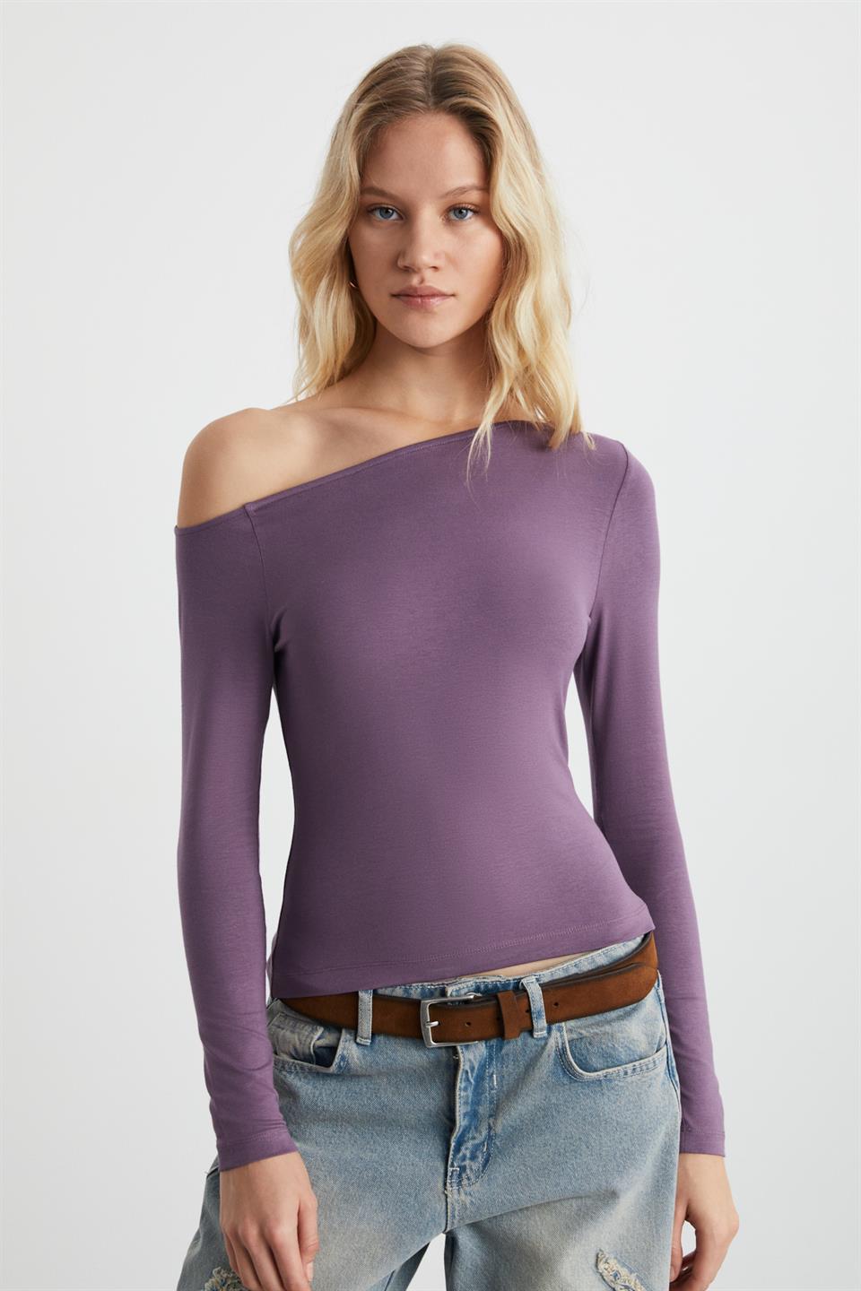 EMELY Kadın Viskon Likralı Kayık Yaka Tek Omuz Dekolteli Mürdüm Bluz