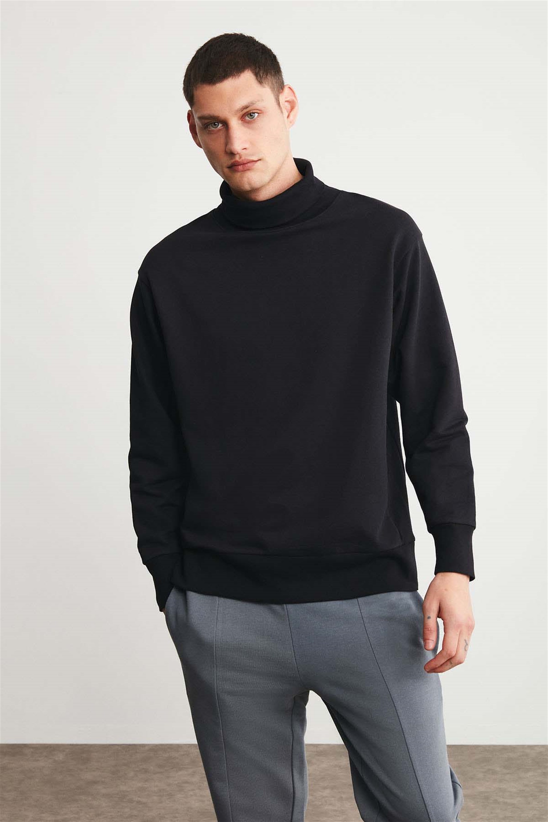 ADDIS Erkek Siyah Düz Renk Boğazlı Comfort Fit Sweatshirt