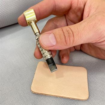 Deri Desen Parmak Bıçağı – Pirinç Saplı, Kaliteli Çelik Uçlu El Aleti