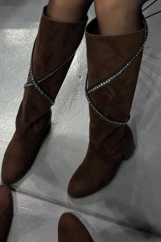 Kemeri Taş Aksesuarlı Kısa Topuk Çizme SGM501