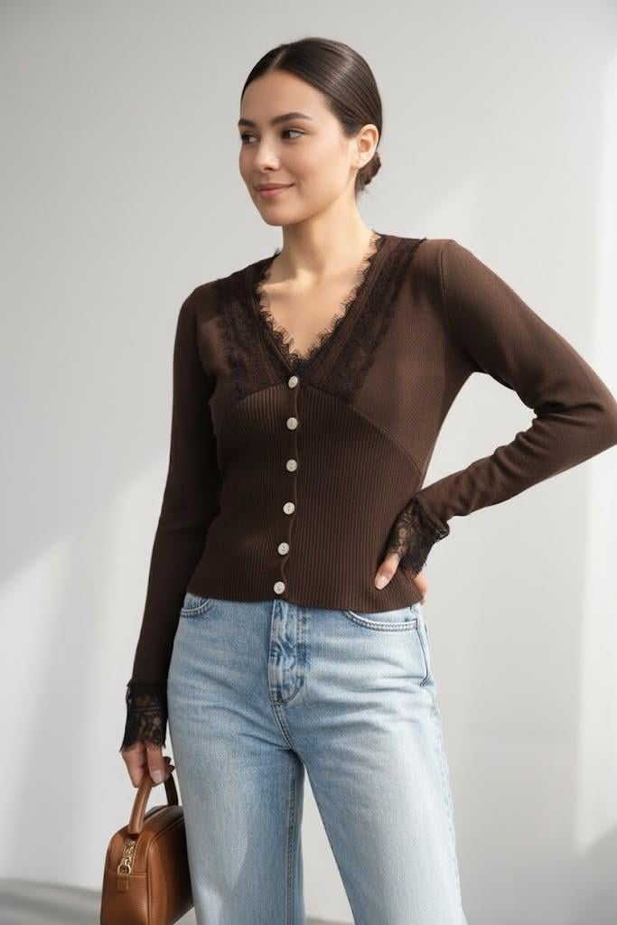 Yakası ve Kolları Dantell Detaylı Hırka QS251066