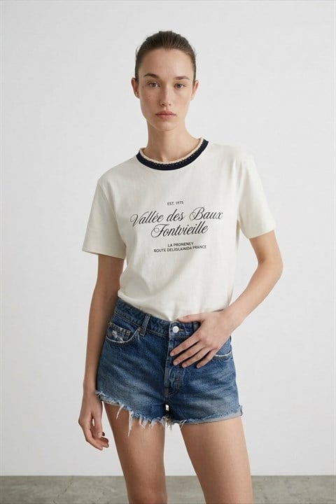 Yakası Örgü Dikiş Detaylı Yazı Baskılı T-shirt QZ01843