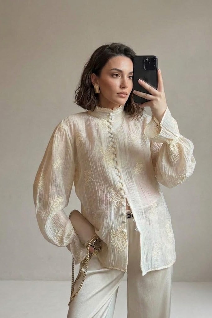 Kolları Volan Detaylı Dik Yaka İşlemeli Bluz HF103293