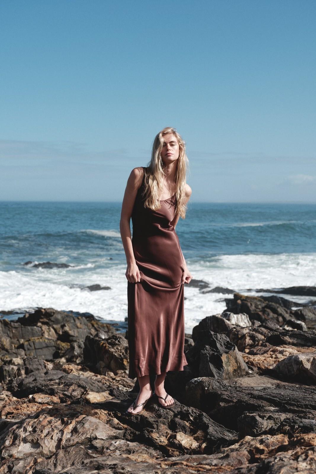 Maxi Boy Yuvarlak Yaka Saten Elbise PY12411