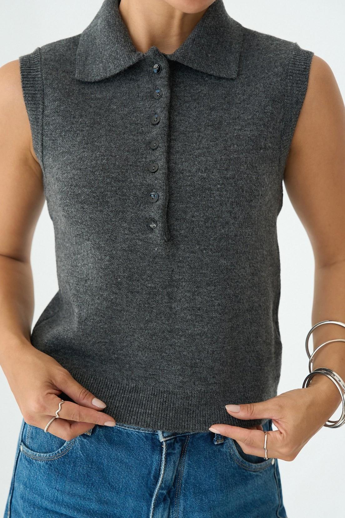 Polo Yaka Düğmeli Kolsuz Kazak QS251105