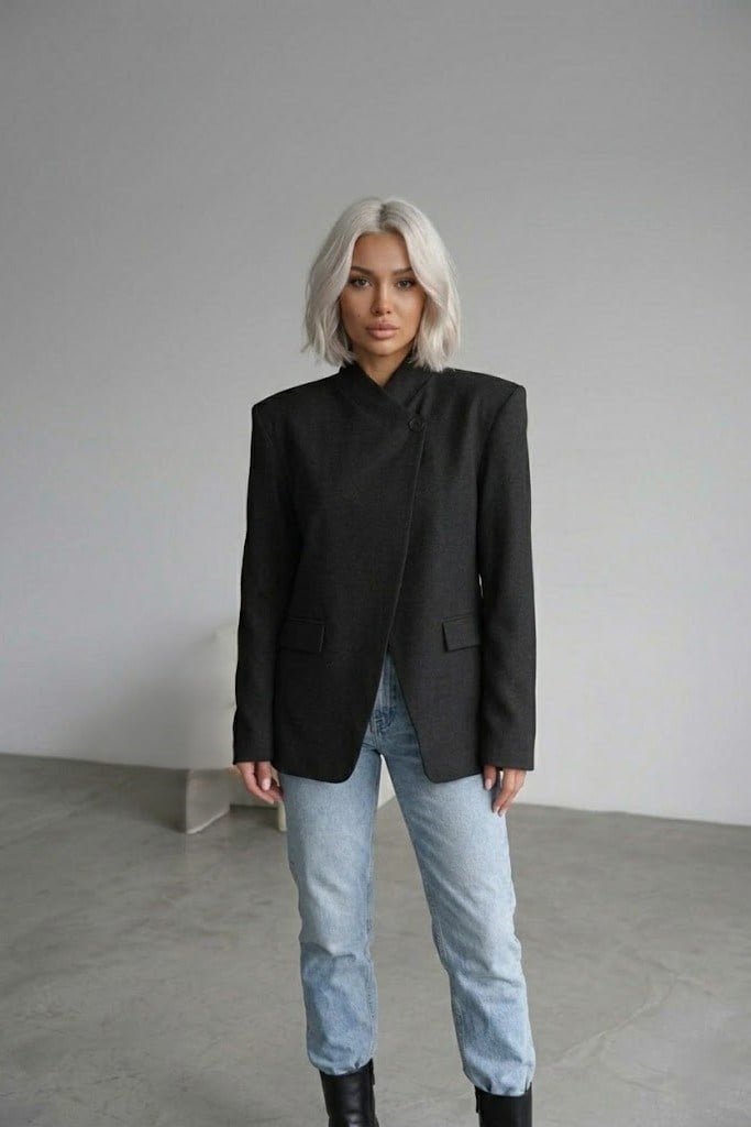 Dik Yaka Asimetrik Kesim Kapaklı Blazer Ceket HF502330