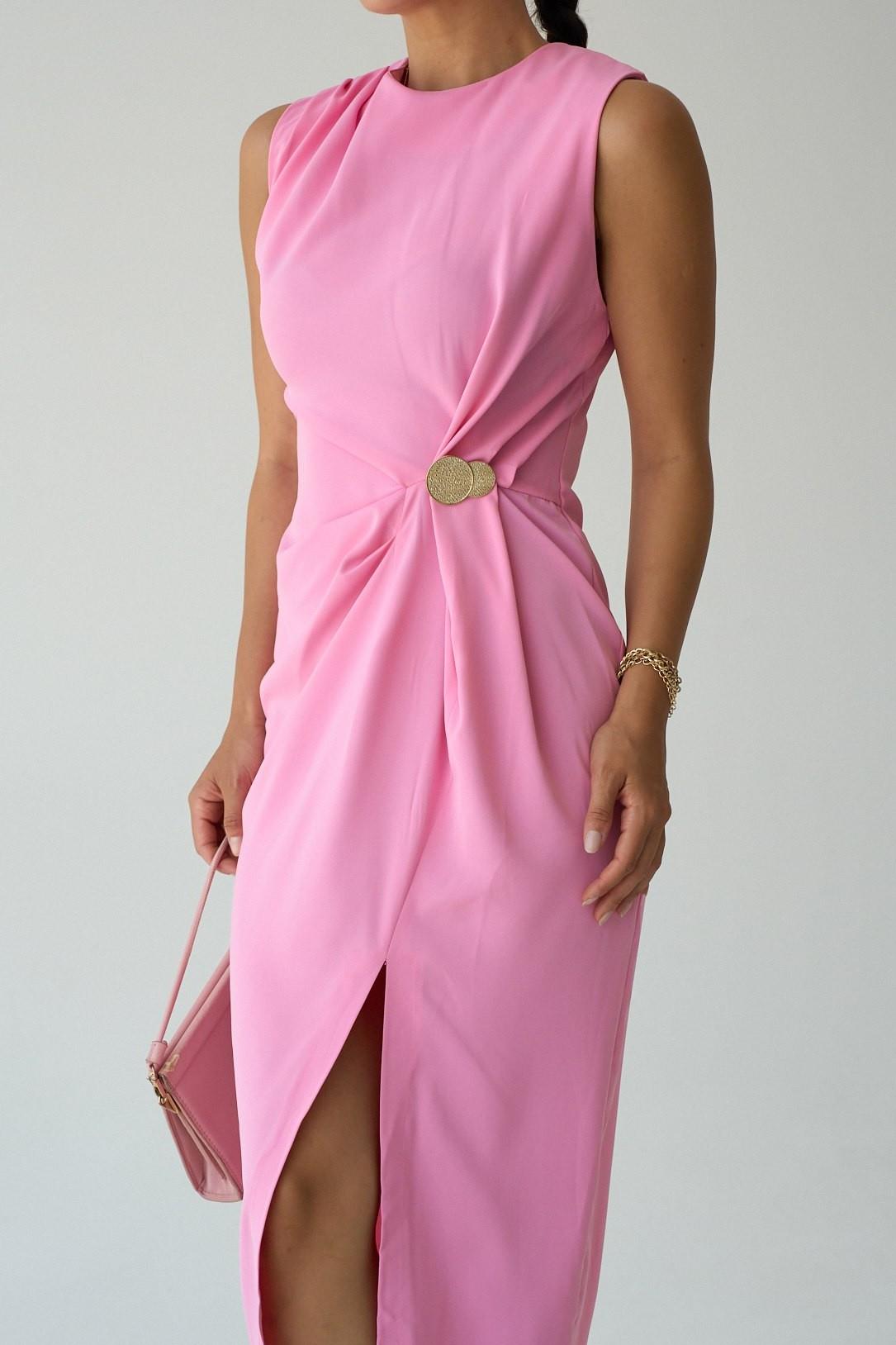 Drape ve Aksesuar Detaylı Yırtmaçlı Midi Elbise QS251055