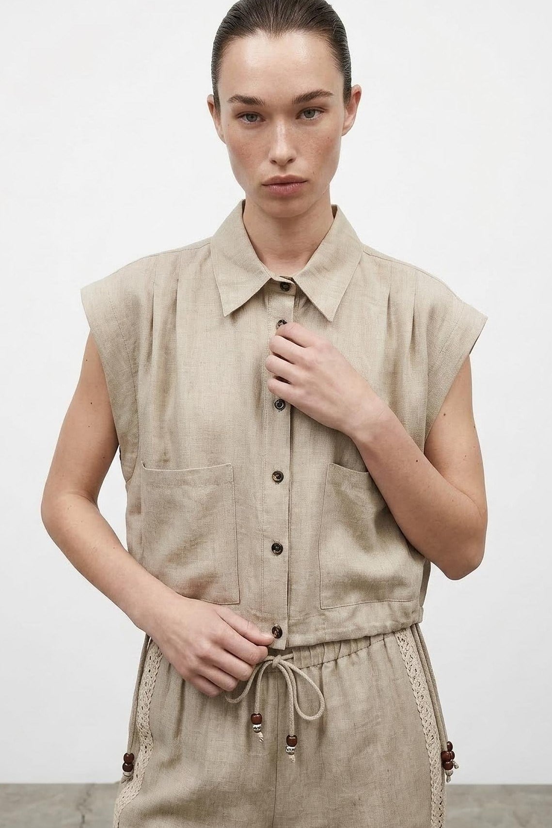 Boncuk Detaylı Cepli Kolsuz Gömlek QZ01886