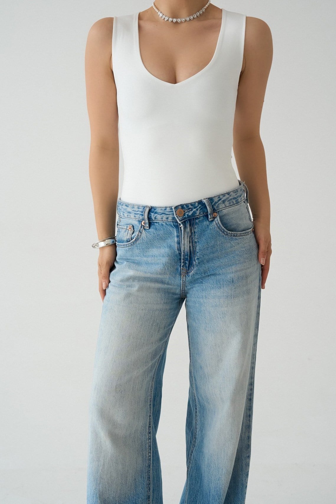 V Yaka Kalın Askılı Bodysuit QS261040