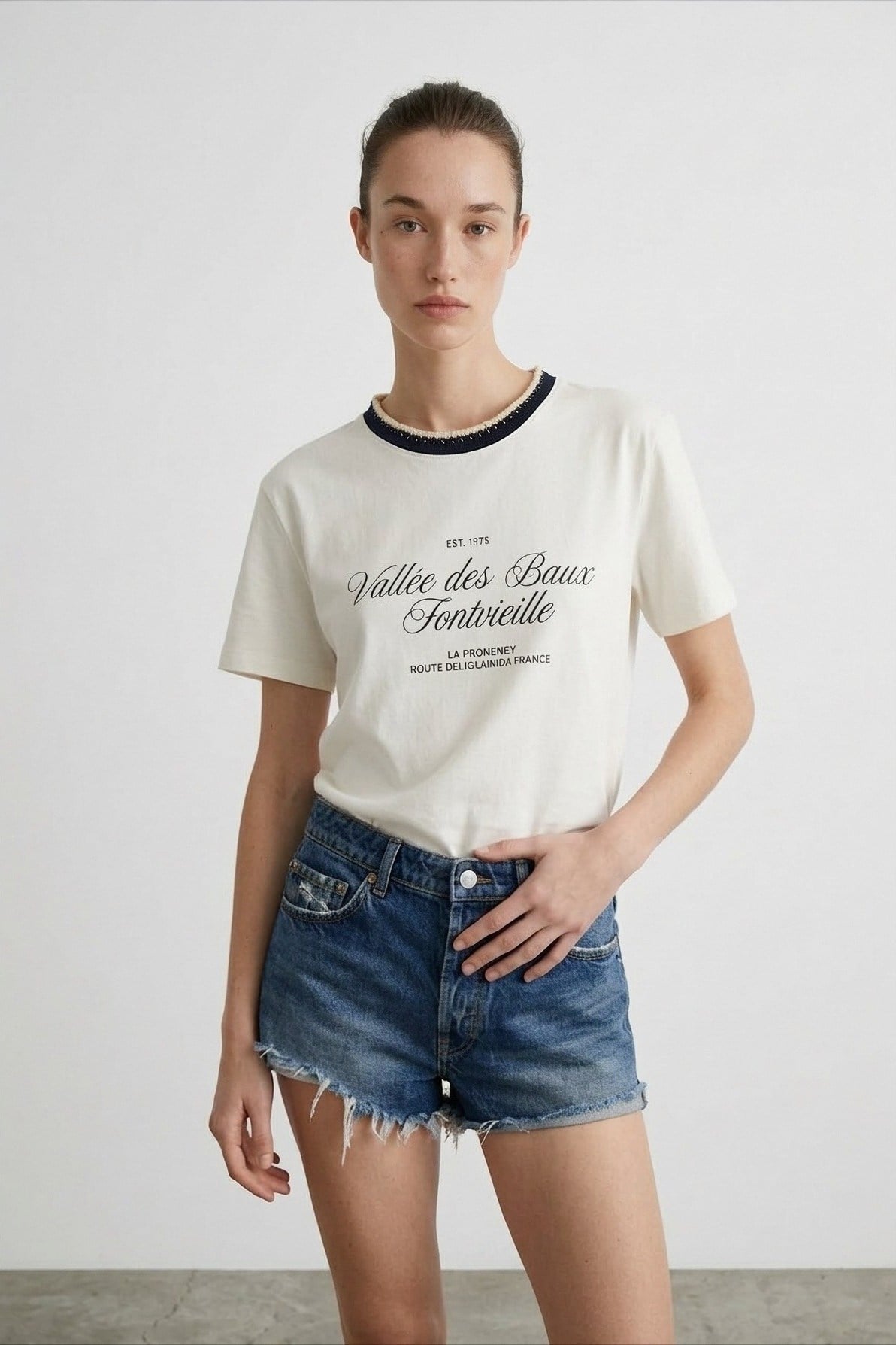 Yakası Örgü Dikiş Detaylı Yazı Baskılı T-shirt QZ01843