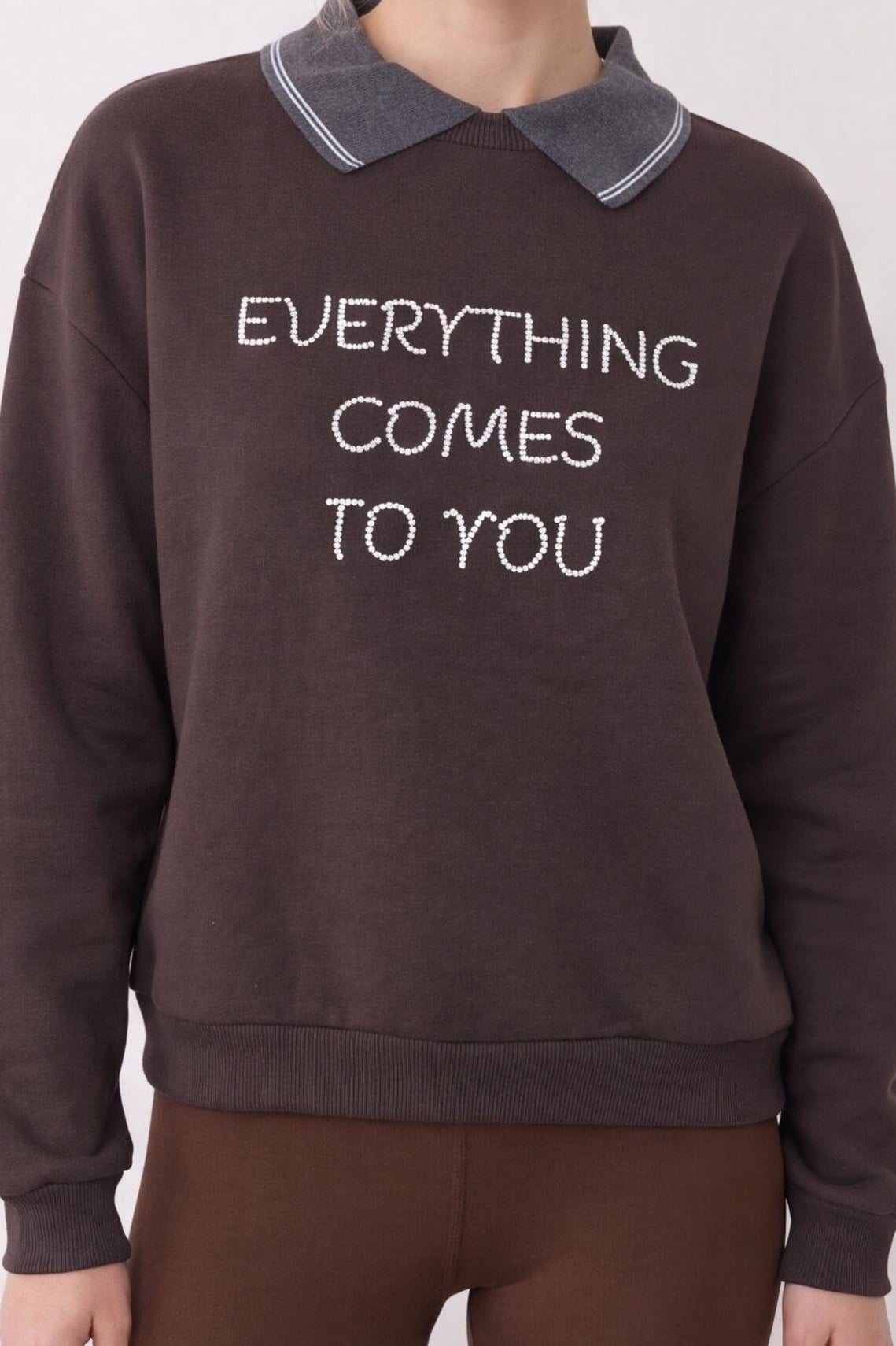 Yaka Detaylı Yazı Baskılı Sweatshirt QZ02570