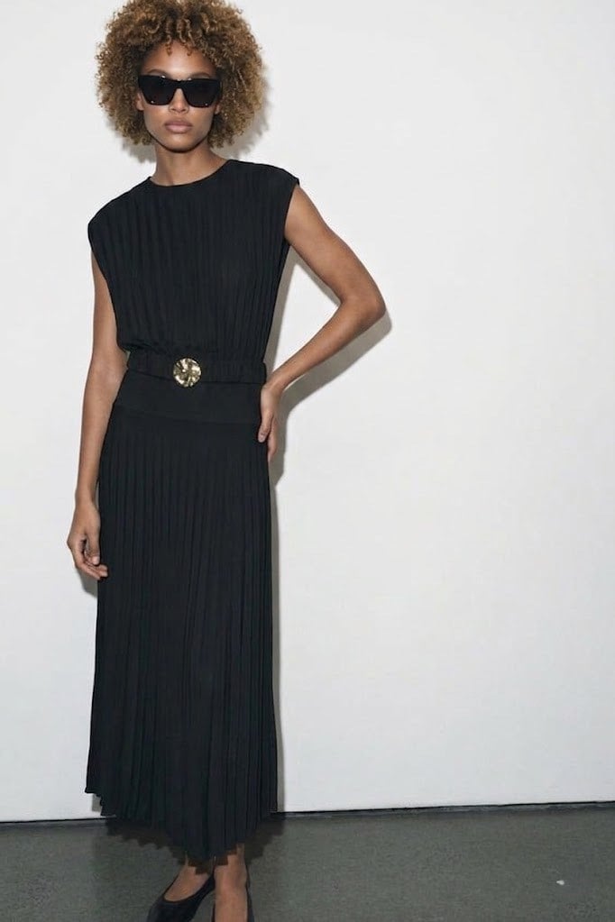 Gold Toka Kemer Detaylı Kolsuz Piliseli Elbise CS2618249