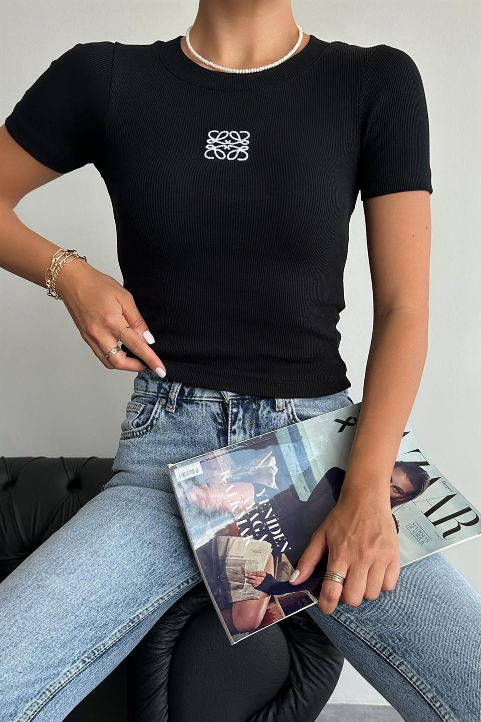 Bisiklet Yaka Önü Nakışlı T-shirt QS231029