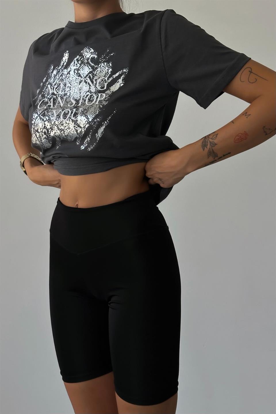 Bisiklet Yaka Yazı Nakışlı T-shirt QZ180151