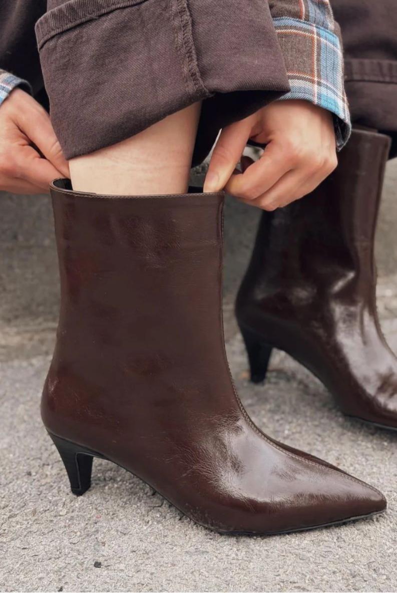 Kısa Topuk Sivri Burun Parlak Kısa Çizme SGL75