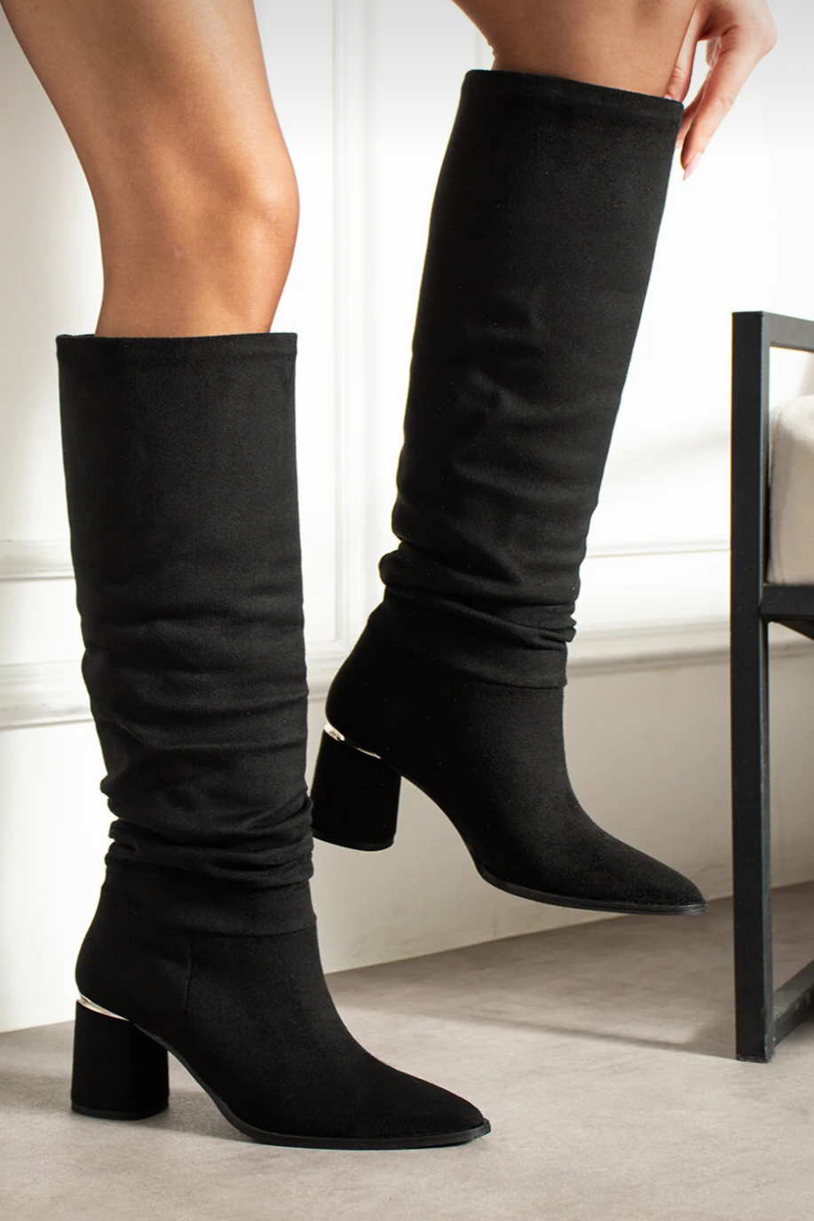 Sivri Burun Parlak Topuk Detaylı Büzgülü Çizme SGB037