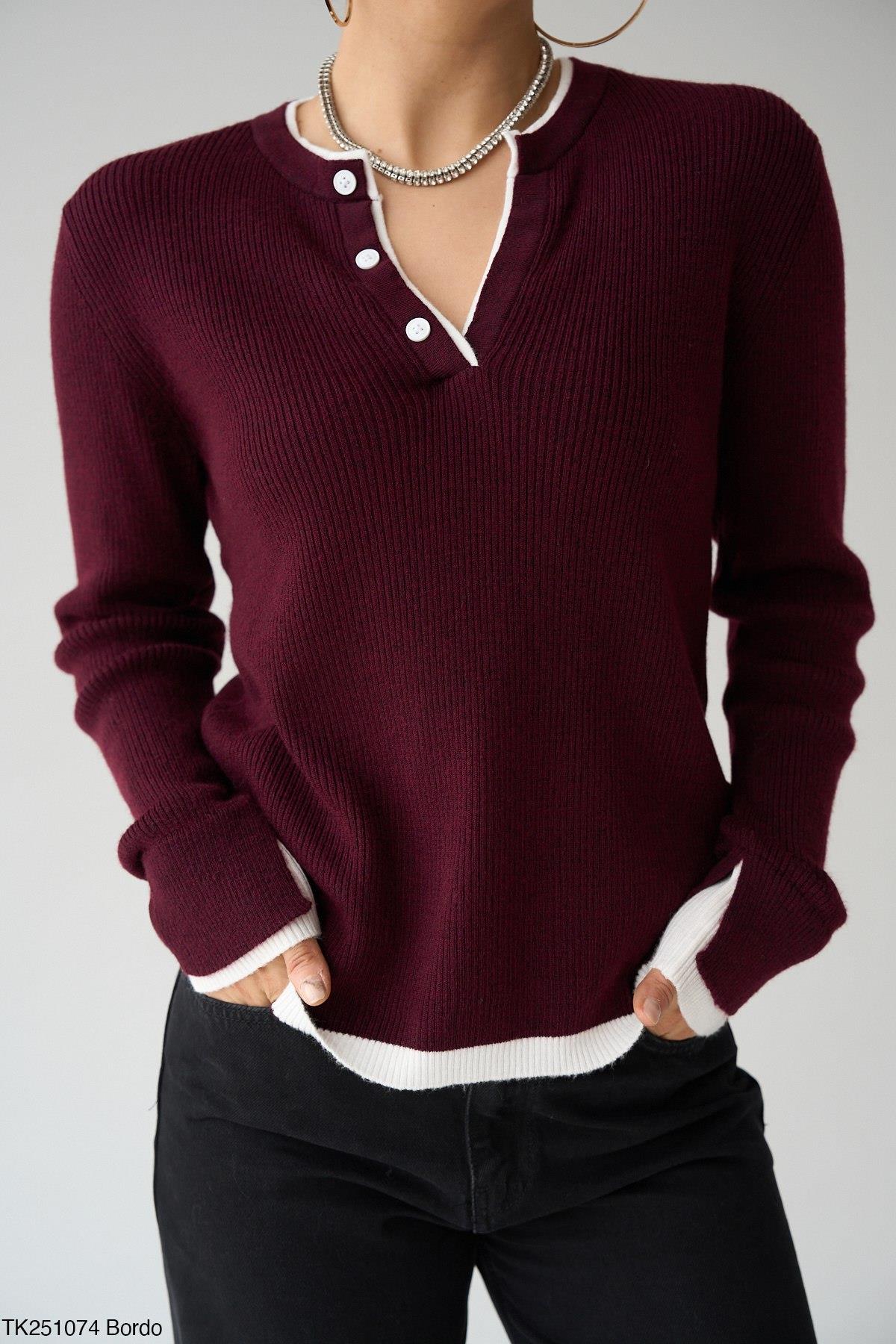 V Yaka Düğme Detaylı Çift Renk Kazak QS251074