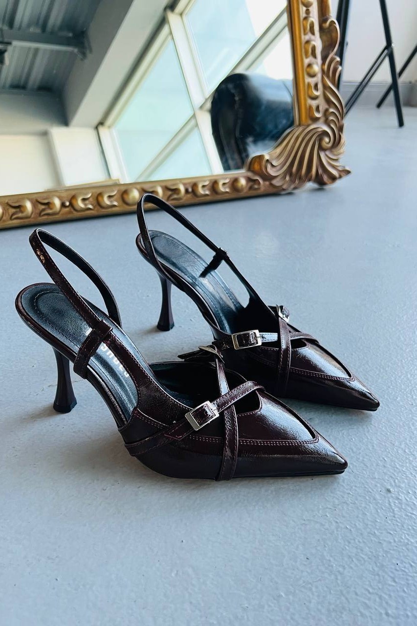 Çift Bantlı Toka Detaylı Sivri Burun Ayakkabı FE128