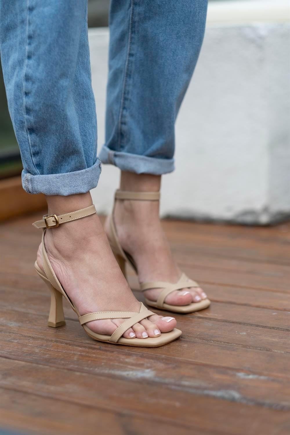 Parmak Arası Bilekten Bağlamalı İnce Bantlı Ayakkabı SGZ41