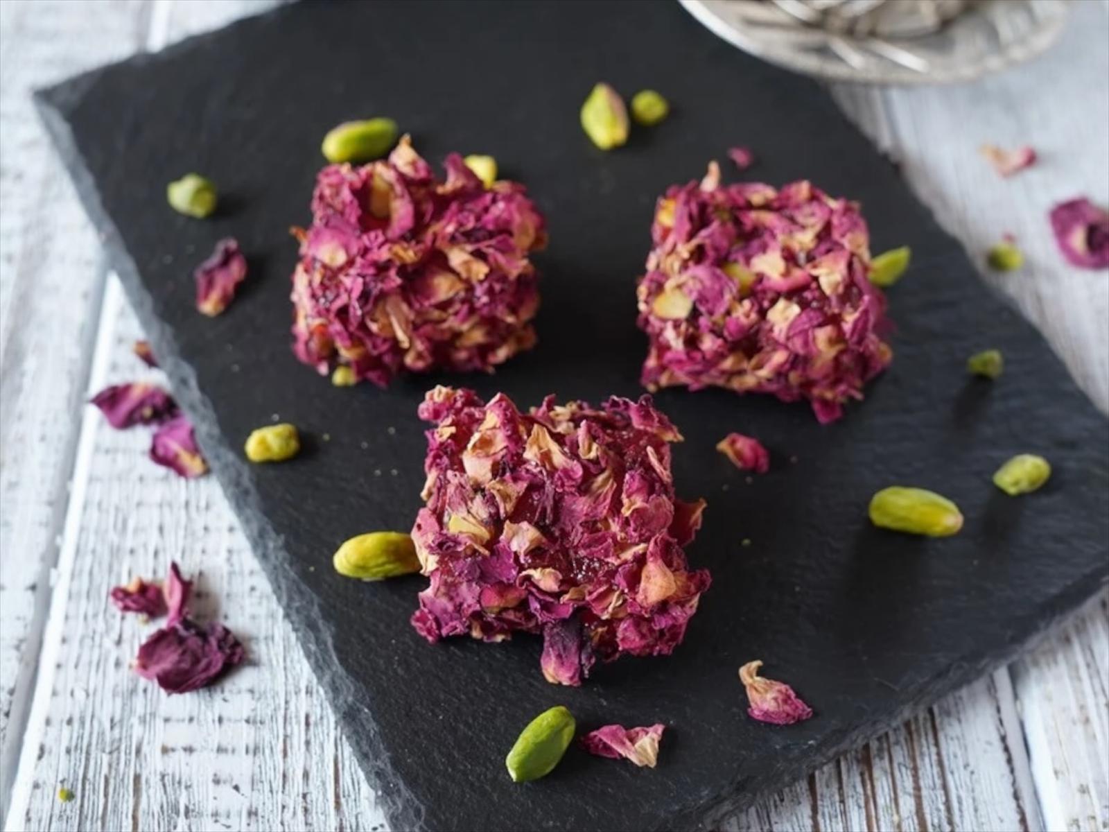 GÜL YAPRAKLI GÜLLÜ ÇİFTE KAVRULMUŞ ANTEP  FISTIKLI LOKUM 1 KG.