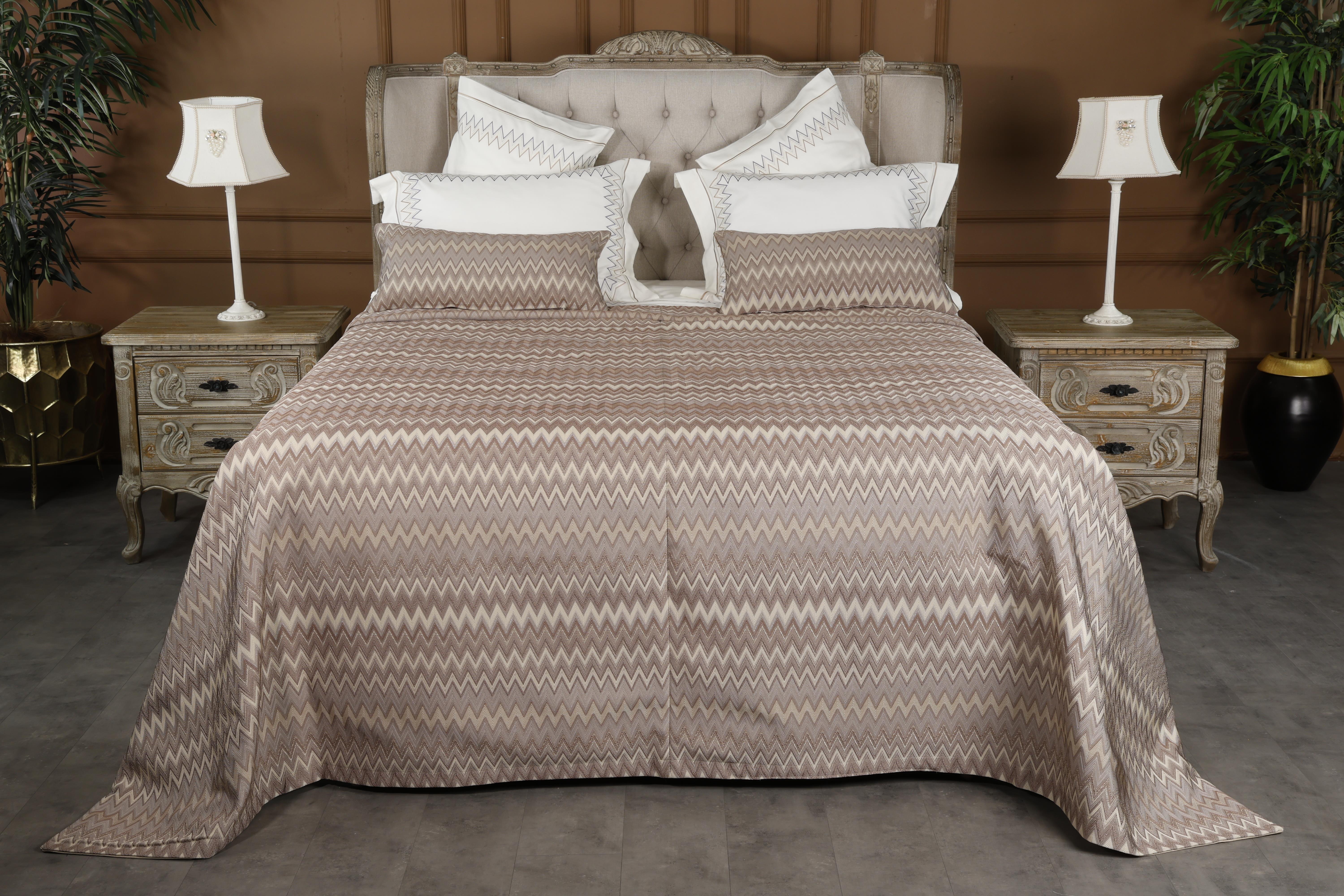 Kahverengi Zigzag Model Yatak Örtüsü ve Nevresim Takımı