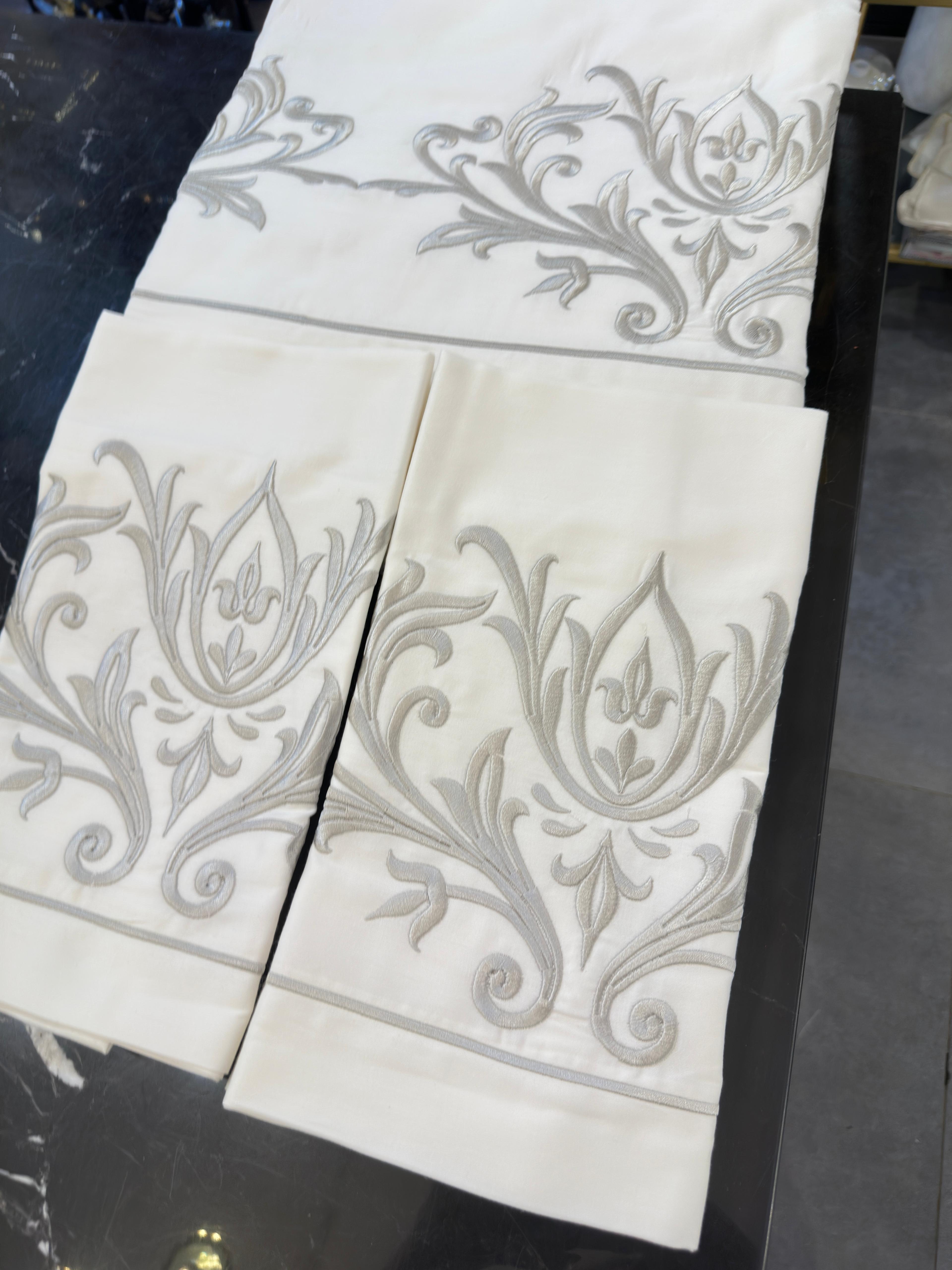 Krem Gri Hürrem Model Nakışlı Çift Kişilik Nevresim Takımı