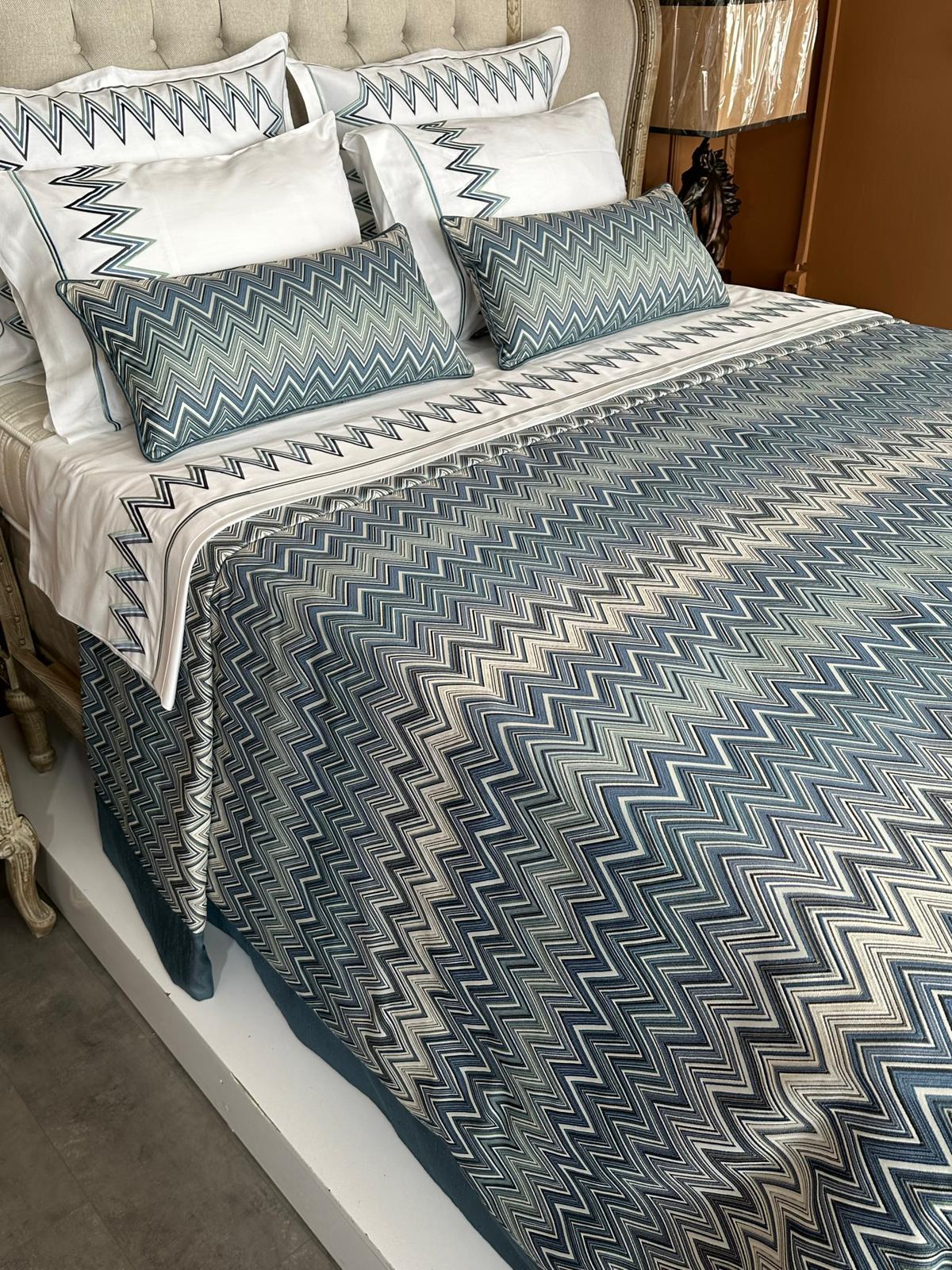 Krem Mavi Zigzag Kumaş Yatak Örtüsü Set
