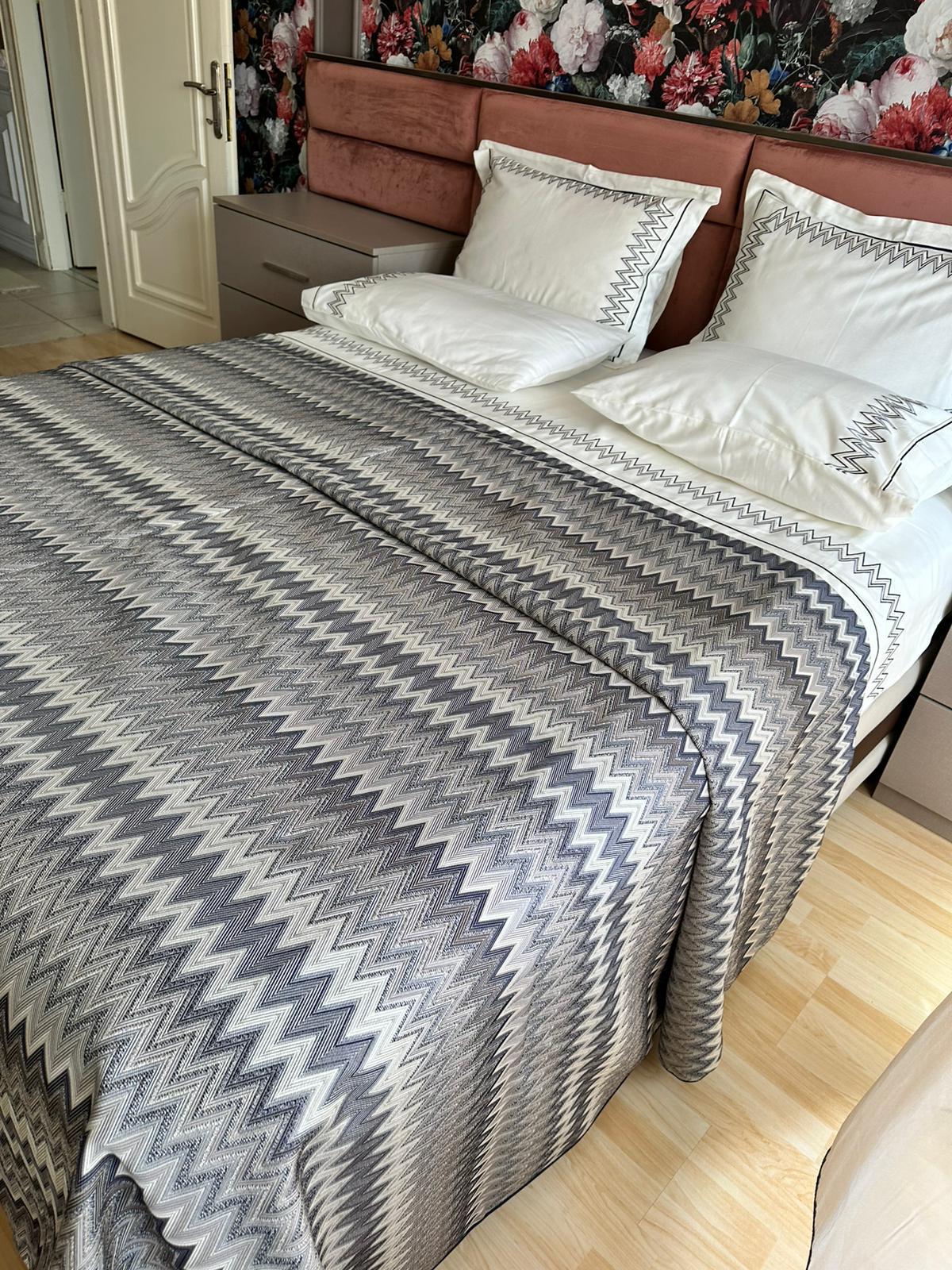 Siyah Zigzag Model Yatak Örtüsü ve Nevresim Takımı