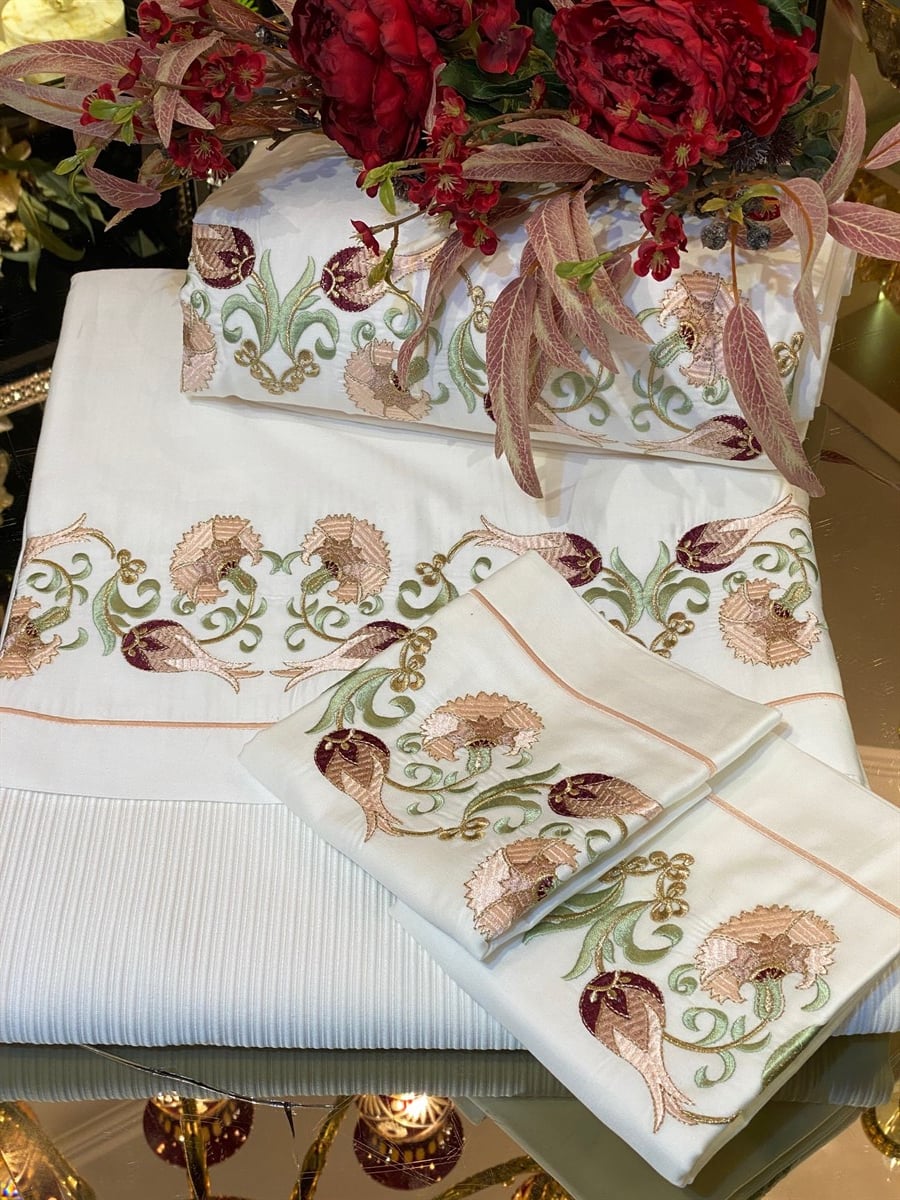 Bordo Karanfil Çiçek Nakışlı Çift Kişilik Nevresim ve Pike Takımı